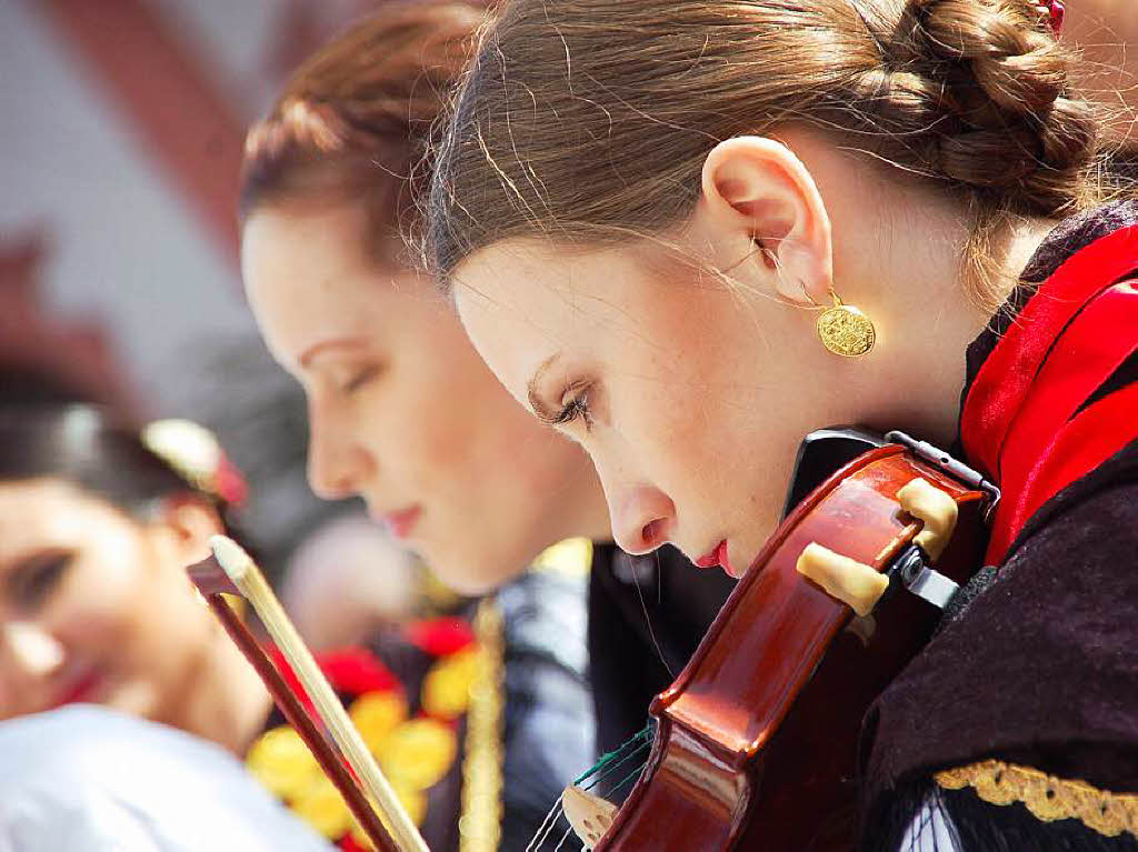 Zu Hunderten sumten die Zuschauer am Sonntag bei herrlichem Frhlingswetter die Straen in Bad Sckingen zur traditionsreichen Fridolinsprozession, die mit farbenprchtigen Trachtengruppen und Musikkapellen aufwartete.