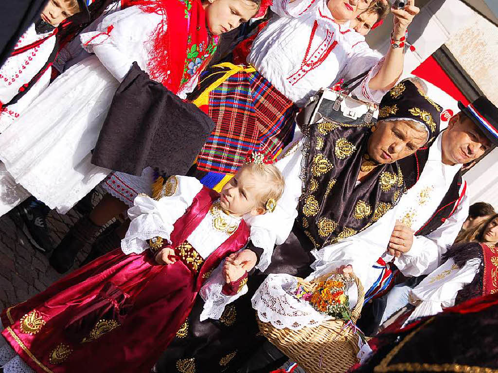 Zu Hunderten sumten die Zuschauer am Sonntag bei herrlichem Frhlingswetter die Straen in Bad Sckingen zur traditionsreichen Fridolinsprozession, die mit farbenprchtigen Trachtengruppen und Musikkapellen aufwartete.