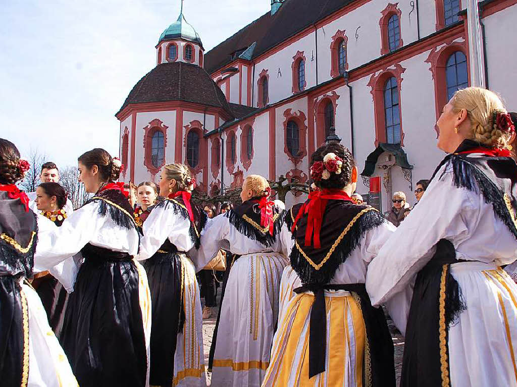 Zu Hunderten sumten die Zuschauer am Sonntag bei herrlichem Frhlingswetter die Straen in Bad Sckingen zur traditionsreichen Fridolinsprozession, die mit farbenprchtigen Trachtengruppen und Musikkapellen aufwartete.