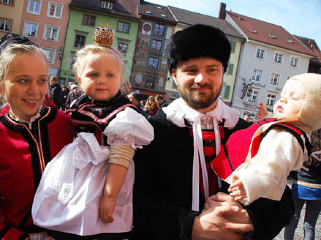 Zu Hunderten sumten die Zuschauer am Sonntag bei herrlichem Frhlingswetter die Straen in Bad Sckingen zur traditionsreichen Fridolinsprozession, die mit farbenprchtigen Trachtengruppen und Musikkapellen aufwartete.