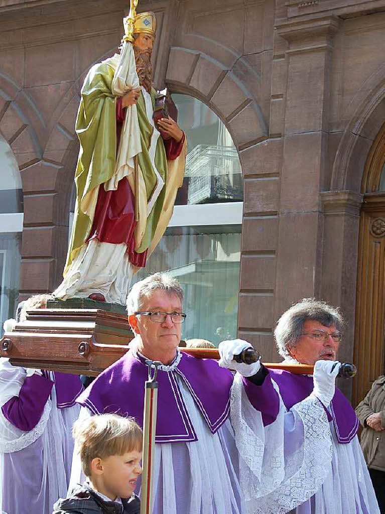 Zu Hunderten sumten die Zuschauer am Sonntag bei herrlichem Frhlingswetter die Straen in Bad Sckingen zur traditionsreichen Fridolinsprozession, die mit farbenprchtigen Trachtengruppen und Musikkapellen aufwartete.