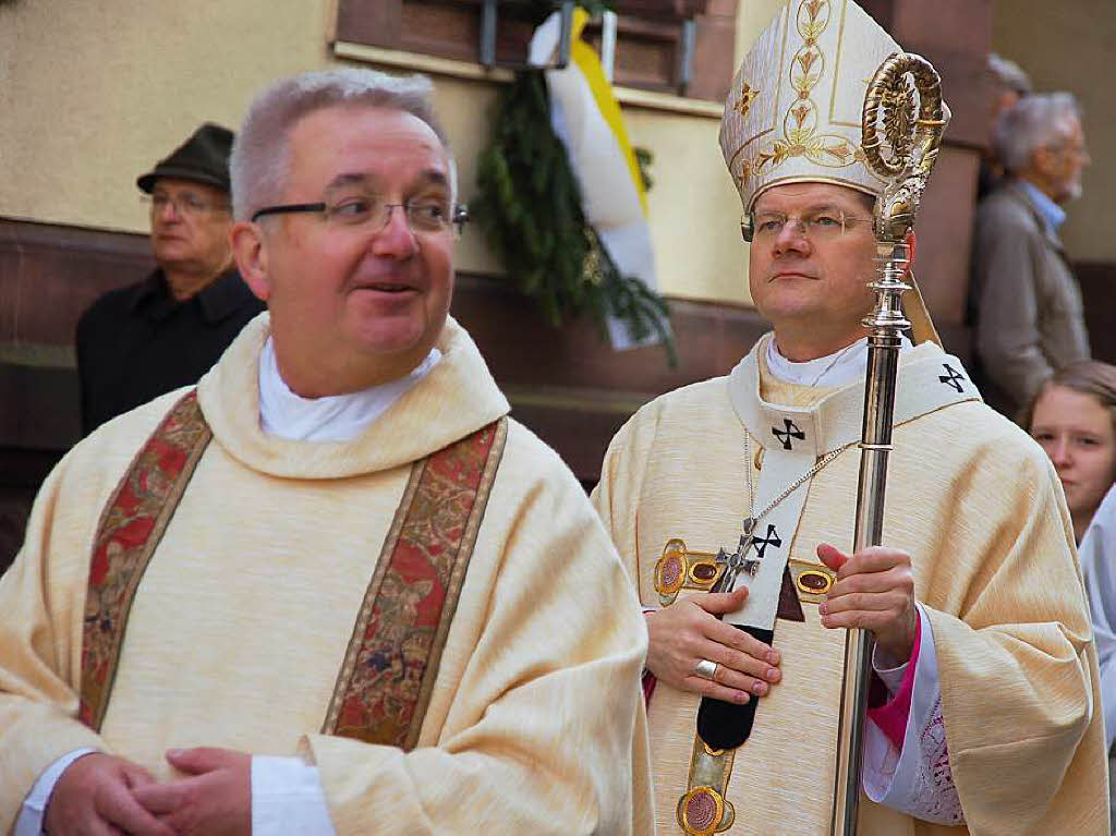 Zu Hunderten sumten die Zuschauer am Sonntag bei herrlichem Frhlingswetter die Straen in Bad Sckingen zur traditionsreichen Fridolinsprozession, die mit farbenprchtigen Trachtengruppen und Musikkapellen aufwartete.