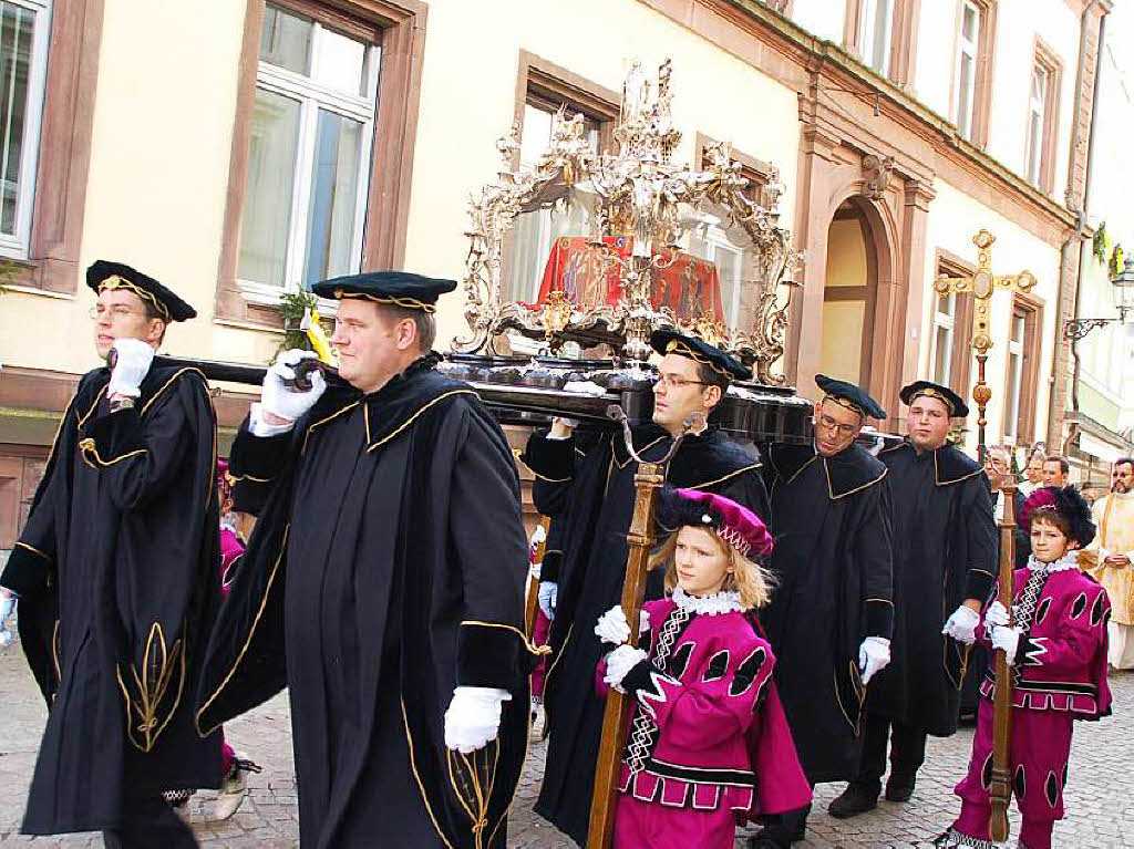 Zu Hunderten sumten die Zuschauer am Sonntag bei herrlichem Frhlingswetter die Straen in Bad Sckingen zur traditionsreichen Fridolinsprozession, die mit farbenprchtigen Trachtengruppen und Musikkapellen aufwartete.