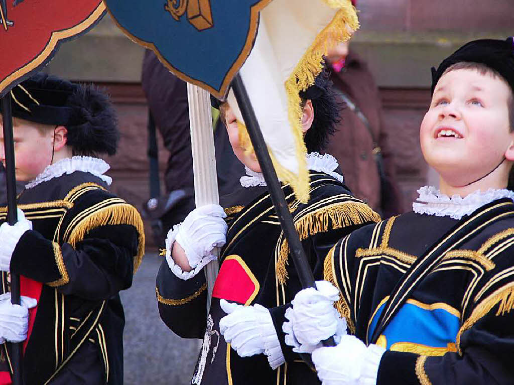 Zu Hunderten sumten die Zuschauer am Sonntag bei herrlichem Frhlingswetter die Straen in Bad Sckingen zur traditionsreichen Fridolinsprozession, die mit farbenprchtigen Trachtengruppen und Musikkapellen aufwartete.