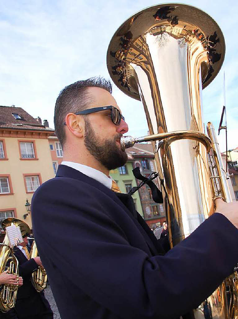 Zu Hunderten sumten die Zuschauer am Sonntag bei herrlichem Frhlingswetter die Straen in Bad Sckingen zur traditionsreichen Fridolinsprozession, die mit farbenprchtigen Trachtengruppen und Musikkapellen aufwartete.