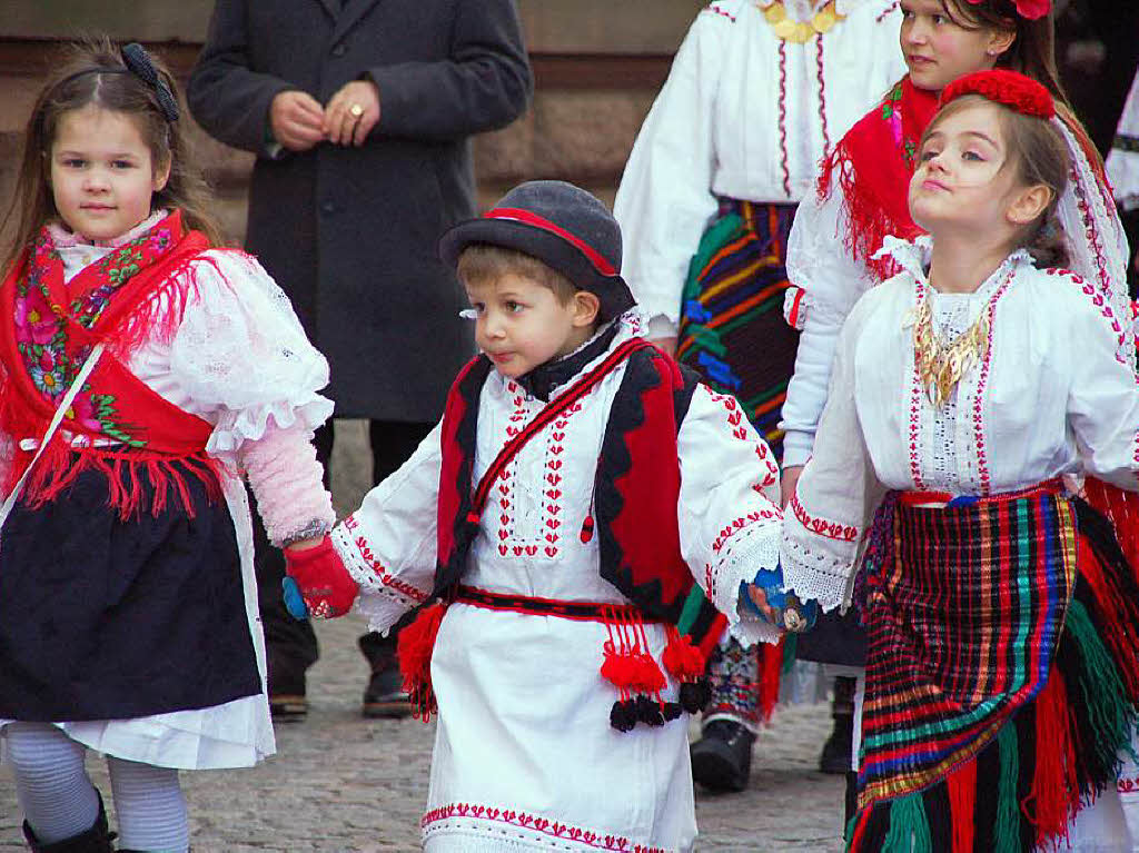 Zu Hunderten sumten die Zuschauer am Sonntag bei herrlichem Frhlingswetter die Straen in Bad Sckingen zur traditionsreichen Fridolinsprozession, die mit farbenprchtigen Trachtengruppen und Musikkapellen aufwartete.