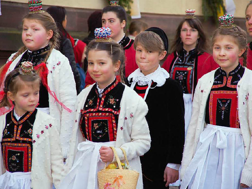 Zu Hunderten sumten die Zuschauer am Sonntag bei herrlichem Frhlingswetter die Straen in Bad Sckingen zur traditionsreichen Fridolinsprozession, die mit farbenprchtigen Trachtengruppen und Musikkapellen aufwartete.