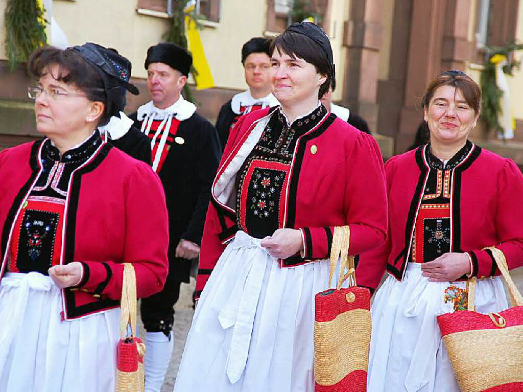 Zu Hunderten sumten die Zuschauer am Sonntag bei herrlichem Frhlingswetter die Straen in Bad Sckingen zur traditionsreichen Fridolinsprozession, die mit farbenprchtigen Trachtengruppen und Musikkapellen aufwartete.