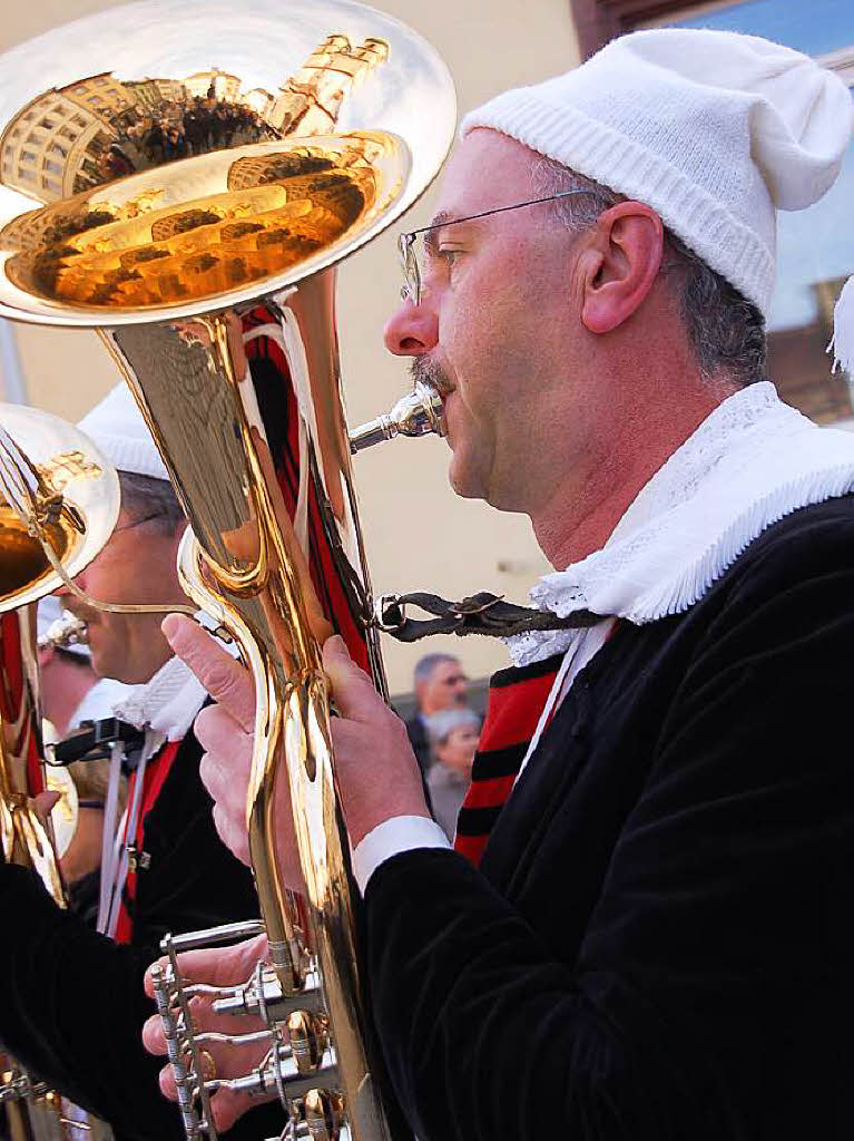 Zu Hunderten sumten die Zuschauer am Sonntag bei herrlichem Frhlingswetter die Straen in Bad Sckingen zur traditionsreichen Fridolinsprozession, die mit farbenprchtigen Trachtengruppen und Musikkapellen aufwartete.