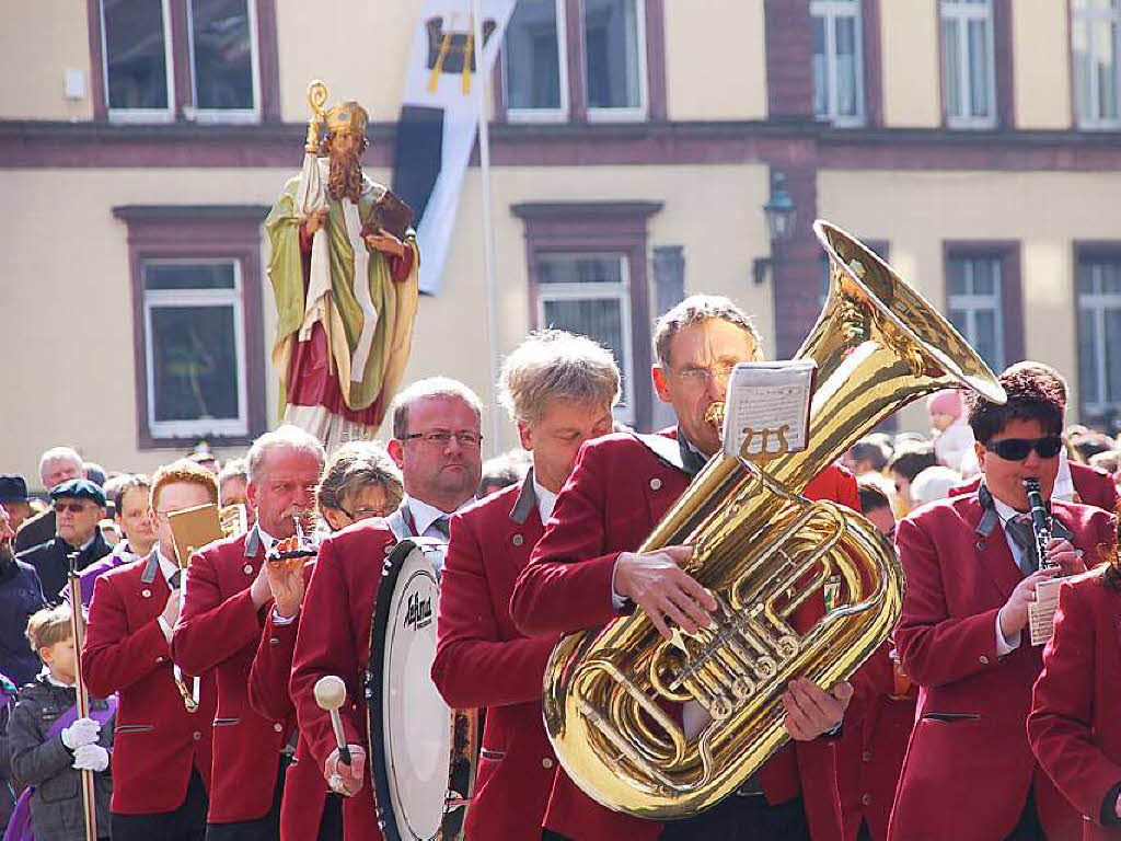 Zu Hunderten sumten die Zuschauer am Sonntag bei herrlichem Frhlingswetter die Straen in Bad Sckingen zur traditionsreichen Fridolinsprozession, die mit farbenprchtigen Trachtengruppen und Musikkapellen aufwartete.