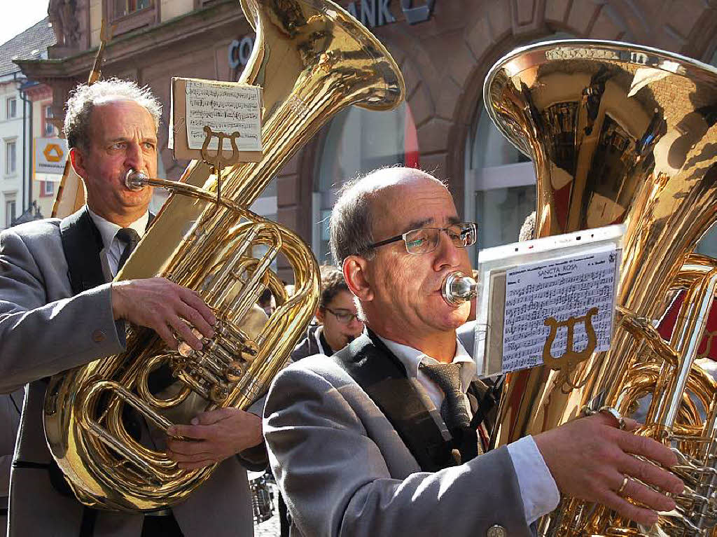 Zu Hunderten sumten die Zuschauer am Sonntag bei herrlichem Frhlingswetter die Straen in Bad Sckingen zur traditionsreichen Fridolinsprozession, die mit farbenprchtigen Trachtengruppen und Musikkapellen aufwartete.