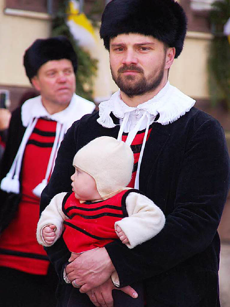 Zu Hunderten sumten die Zuschauer am Sonntag bei herrlichem Frhlingswetter die Straen in Bad Sckingen zur traditionsreichen Fridolinsprozession, die mit farbenprchtigen Trachtengruppen und Musikkapellen aufwartete.