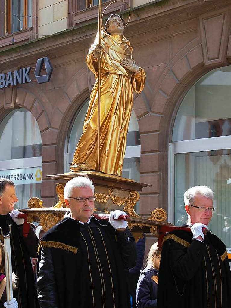 Zu Hunderten sumten die Zuschauer am Sonntag bei herrlichem Frhlingswetter die Straen in Bad Sckingen zur traditionsreichen Fridolinsprozession, die mit farbenprchtigen Trachtengruppen und Musikkapellen aufwartete.