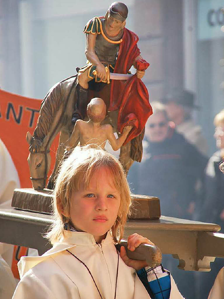 Zu Hunderten sumten die Zuschauer am Sonntag bei herrlichem Frhlingswetter die Straen in Bad Sckingen zur traditionsreichen Fridolinsprozession, die mit farbenprchtigen Trachtengruppen und Musikkapellen aufwartete.