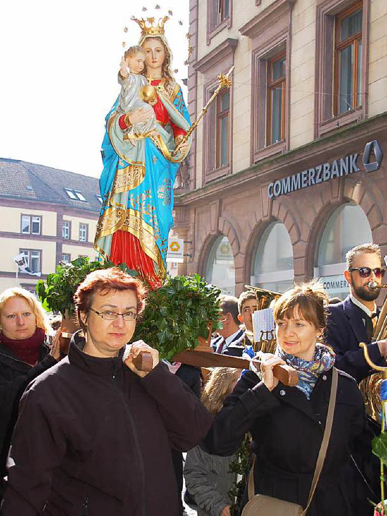 Zu Hunderten sumten die Zuschauer am Sonntag bei herrlichem Frhlingswetter die Straen in Bad Sckingen zur traditionsreichen Fridolinsprozession, die mit farbenprchtigen Trachtengruppen und Musikkapellen aufwartete.