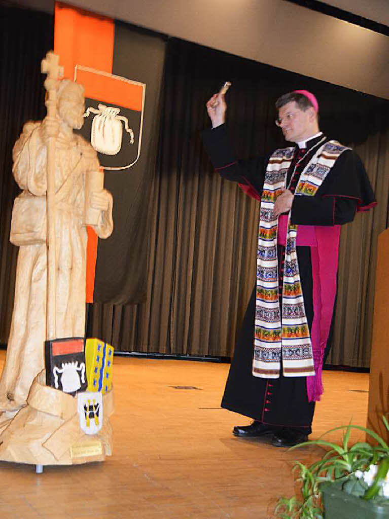 Erzbischof Burger weiht die Fridolinsstatue, welche die Stadt Bad Sckingen vergangenes Jahr von der Partnergemeinde Glarus Nord erhalten hat.