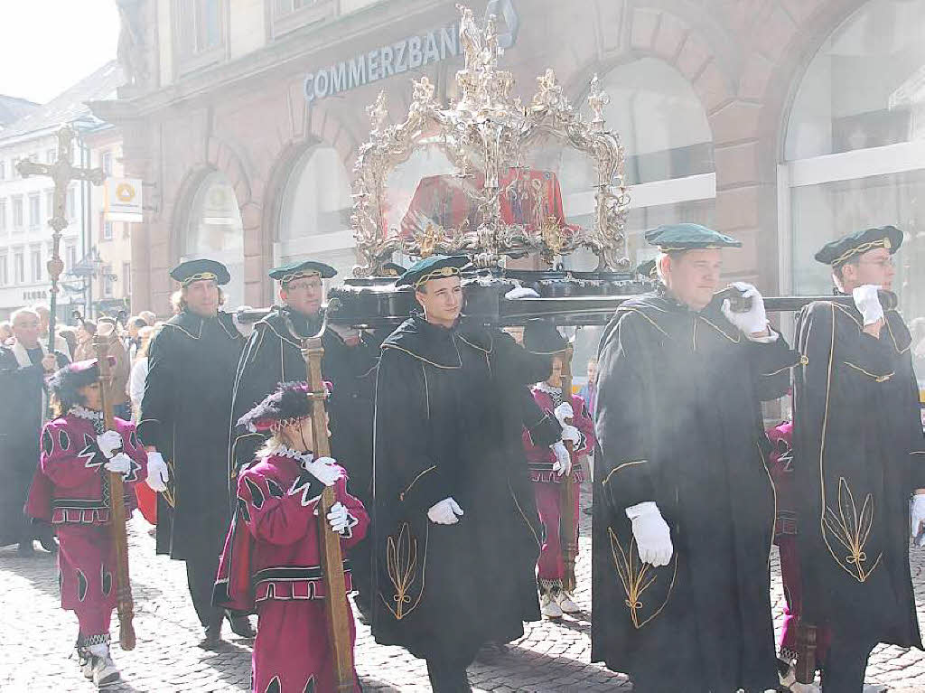 Zu Hunderten sumten die Zuschauer am Sonntag bei herrlichem Frhlingswetter die Straen in Bad Sckingen zur traditionsreichen Fridolinsprozession, die mit farbenprchtigen Trachtengruppen und Musikkapellen aufwartete.