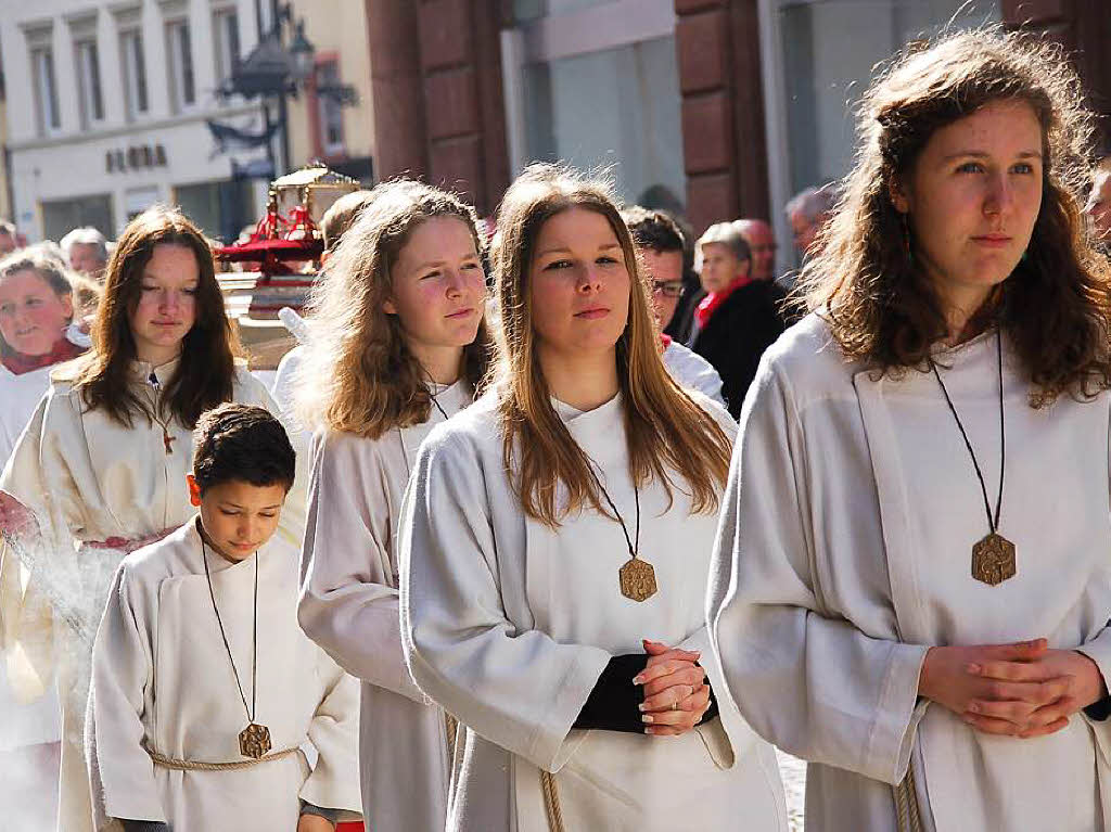 Zu Hunderten sumten die Zuschauer am Sonntag bei herrlichem Frhlingswetter die Straen in Bad Sckingen zur traditionsreichen Fridolinsprozession, die mit farbenprchtigen Trachtengruppen und Musikkapellen aufwartete.