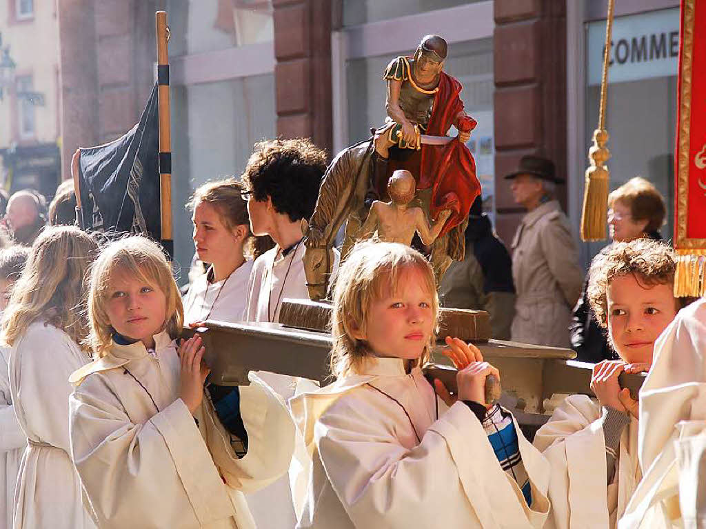 Zu Hunderten sumten die Zuschauer am Sonntag bei herrlichem Frhlingswetter die Straen in Bad Sckingen zur traditionsreichen Fridolinsprozession, die mit farbenprchtigen Trachtengruppen und Musikkapellen aufwartete.