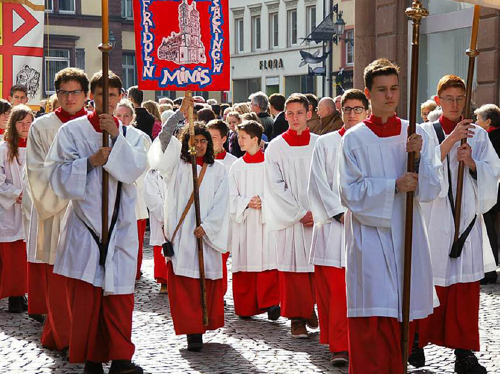 Zu Hunderten sumten die Zuschauer am Sonntag bei herrlichem Frhlingswetter die Straen in Bad Sckingen zur traditionsreichen Fridolinsprozession, die mit farbenprchtigen Trachtengruppen und Musikkapellen aufwartete.