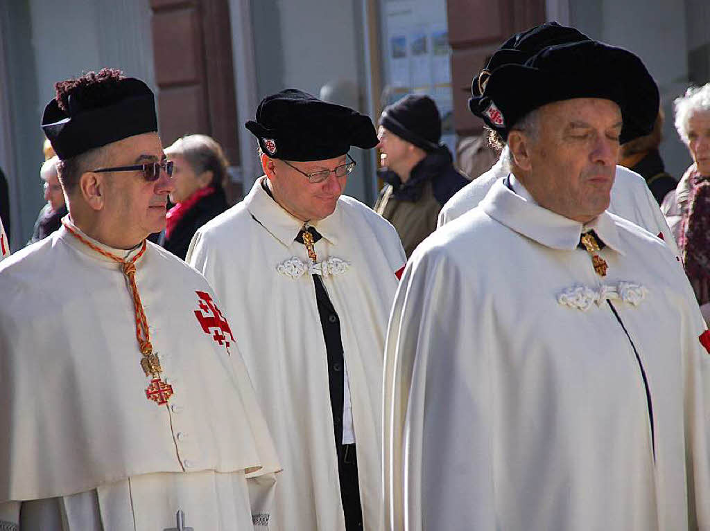 Zu Hunderten sumten die Zuschauer am Sonntag bei herrlichem Frhlingswetter die Straen in Bad Sckingen zur traditionsreichen Fridolinsprozession, die mit farbenprchtigen Trachtengruppen und Musikkapellen aufwartete.