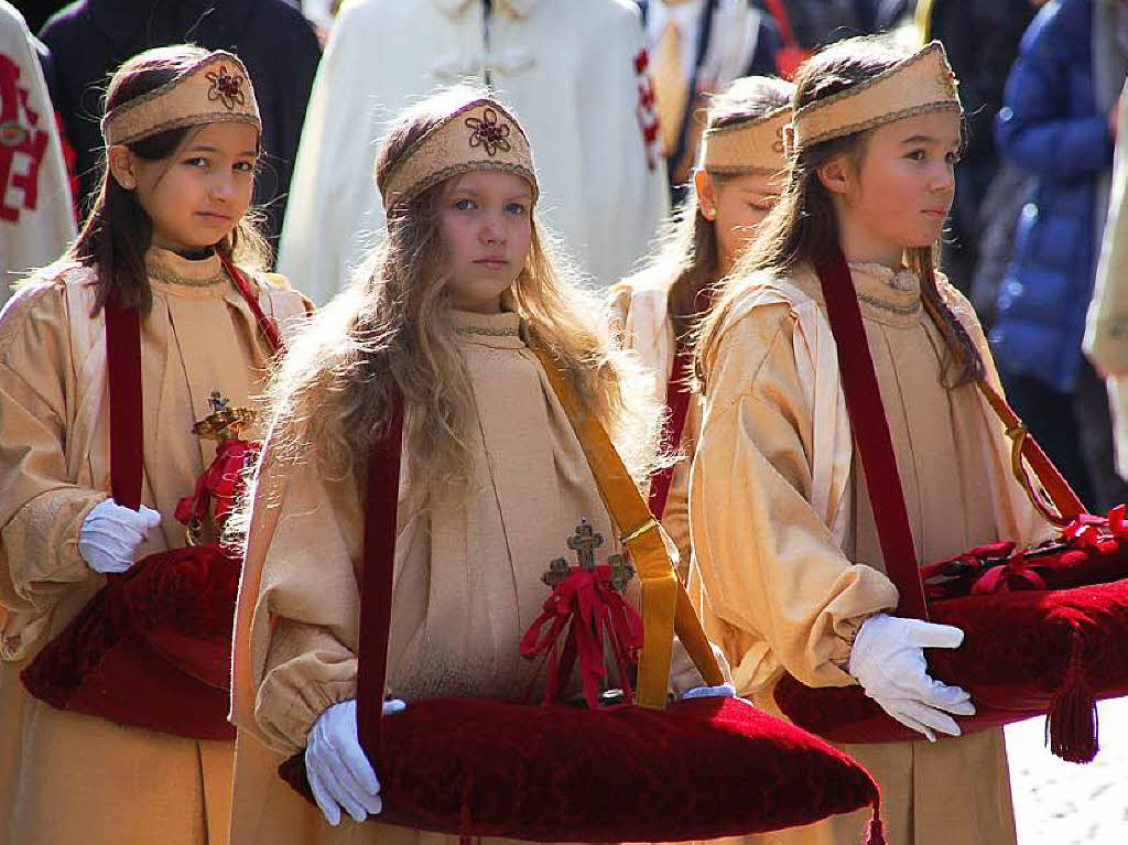 Zu Hunderten sumten die Zuschauer am Sonntag bei herrlichem Frhlingswetter die Straen in Bad Sckingen zur traditionsreichen Fridolinsprozession, die mit farbenprchtigen Trachtengruppen und Musikkapellen aufwartete.