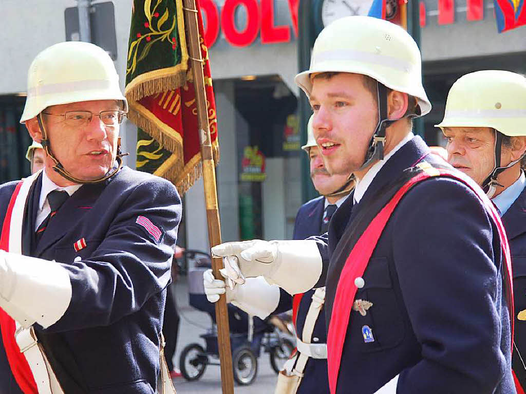 Zu Hunderten sumten die Zuschauer am Sonntag bei herrlichem Frhlingswetter die Straen in Bad Sckingen zur traditionsreichen Fridolinsprozession, die mit farbenprchtigen Trachtengruppen und Musikkapellen aufwartete.