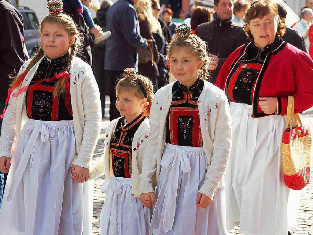 Zu Hunderten sumten die Zuschauer am Sonntag bei herrlichem Frhlingswetter die Straen in Bad Sckingen zur traditionsreichen Fridolinsprozession, die mit farbenprchtigen Trachtengruppen und Musikkapellen aufwartete.