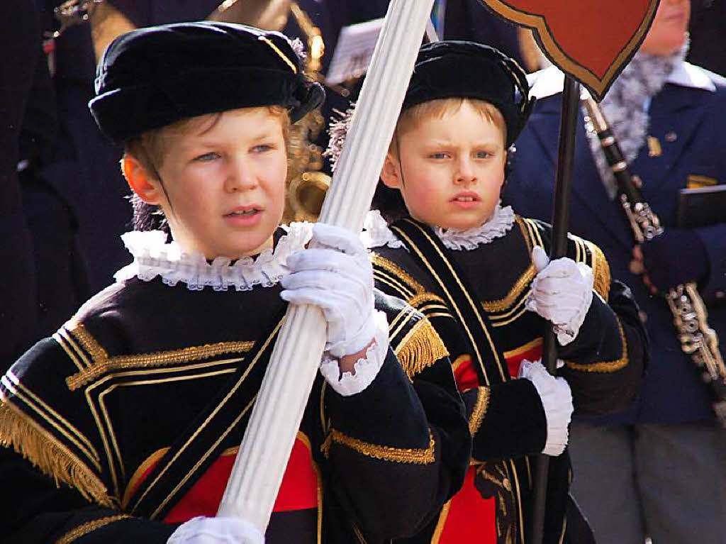 Zu Hunderten sumten die Zuschauer am Sonntag bei herrlichem Frhlingswetter die Straen in Bad Sckingen zur traditionsreichen Fridolinsprozession, die mit farbenprchtigen Trachtengruppen und Musikkapellen aufwartete.