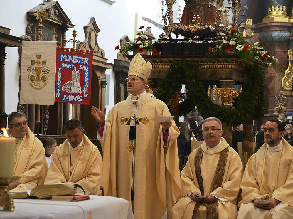 Zu Hunderten sumten die Zuschauer am Sonntag bei herrlichem Frhlingswetter die Straen in Bad Sckingen zur traditionsreichen Fridolinsprozession, die mit farbenprchtigen Trachtengruppen und Musikkapellen aufwartete.