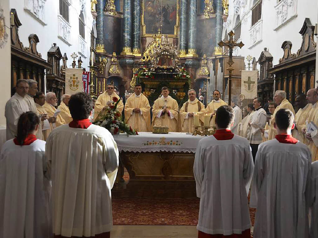 Zu Hunderten sumten die Zuschauer am Sonntag bei herrlichem Frhlingswetter die Straen in Bad Sckingen zur traditionsreichen Fridolinsprozession, die mit farbenprchtigen Trachtengruppen und Musikkapellen aufwartete.