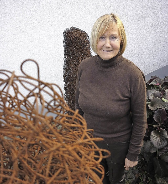 Gabriela Morschett mit zwei Drahtskulpturen vor ihrem Atelier in Vgisheim  | Foto: dorothee philipp