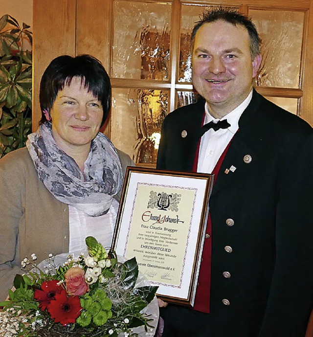 Martin Hug ernannte Claudia Brugger zum Ehrenmitglied des MV Obersimonswald.   | Foto: Horst Dauenhauer