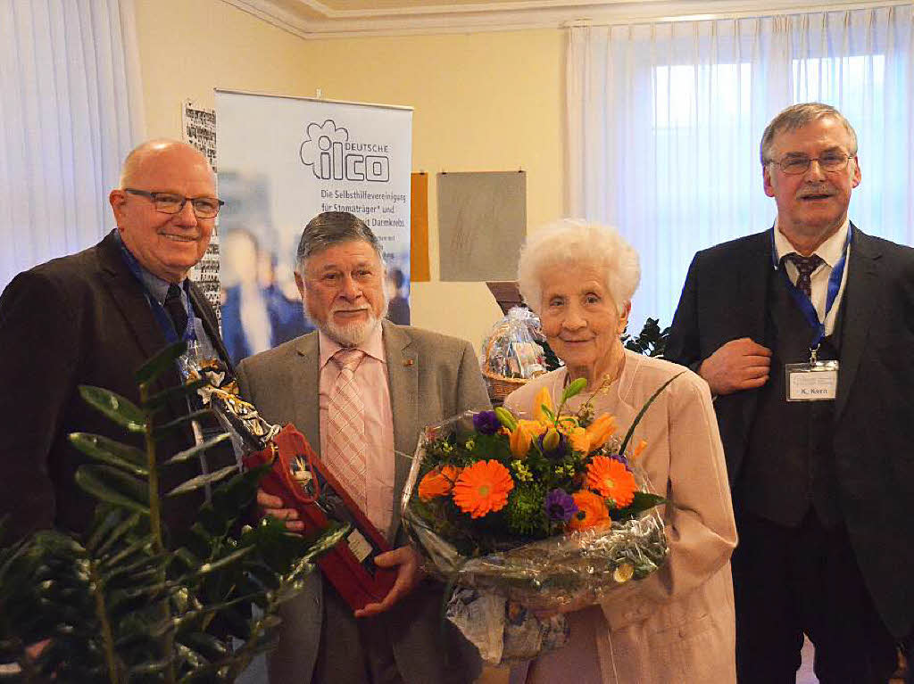 Regionalsprecher Hans Fischer (links) Horts Khny mit Ehefrau Hedel und Ilco-Landesvorsitzender Kurt Kern (rechts)