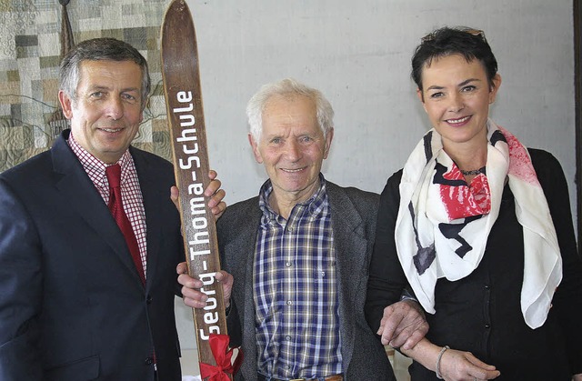 Ein historischer Ski mit der Bezeichnu...rg Thoma und Rektorin Friederike Lanz.  | Foto: Dieter Maurer