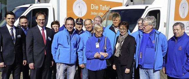 Mitarbeiter der Tafel und von S &amp; ...te von rechts) bei der Spendenbergabe  | Foto: Cornelia Weizenecker