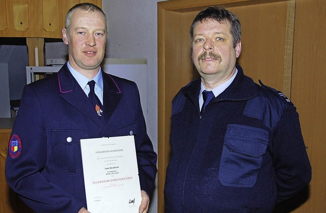 Der Neuenweger Abteilungskommandant Ar...Feuerwehr-Ehrenzeichen ausgezeichnet.   | Foto: Steinfelder