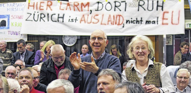 Mit Transparenten machten die Zuhrer ... in Waldshut-Tiengen ihrem Unmut Luft.  | Foto: bz