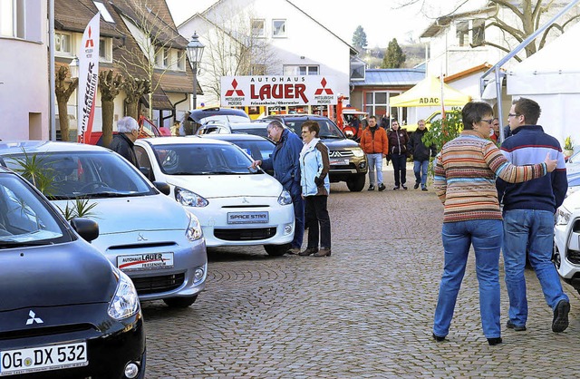 Bei der Gebrauchtwagenschau &#8222;Fri...splatz genau unter die Lupe genommen.   | Foto: Wolfgang Knstle