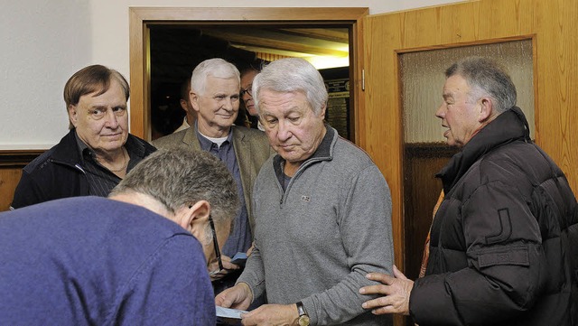 Abstimmung im Wahllokal des  Lahrer Fu...Lutz Hangartner und Siegfried Hbner.   | Foto: bettina schaller