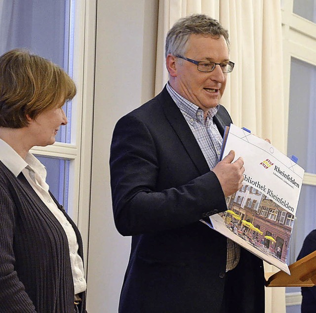 So sieht sie aus: Claudius Beck mit ei...e beide Bibliotheken bekommen werden.   | Foto: Martina proprenter