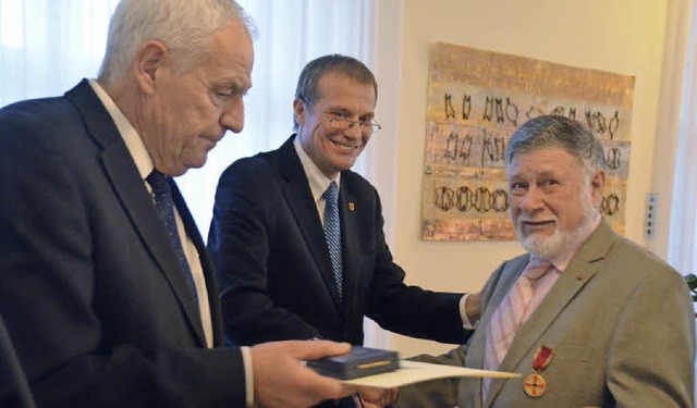 Justizminister Rainer Stickelberger (l...rten die Verdienstmedaille ans Revers.  | Foto: Ingrid Bhm-Jacob