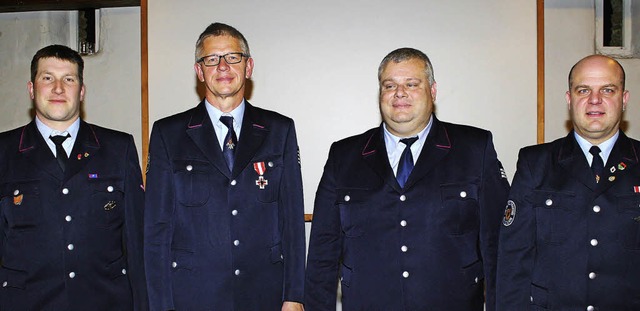 Bernd Pichl (Zweiter von links)  schie...io der Freiwilligen Feuerwehr Kandern.  | Foto: CREMER
