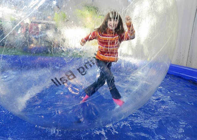 Trockenen Fues ber das Wasser laufen...Wasserball&#8220; in der Action -Arena  | Foto: Rita Eggstein-honorarfrei