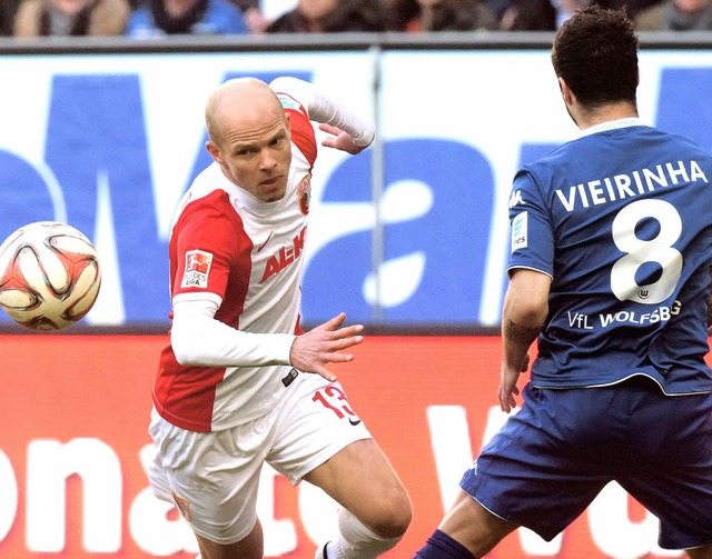 Tobias Werner (links) und der FC Augsb...ch der Wolfsburger Vieirinha erfahren.  | Foto: dpa