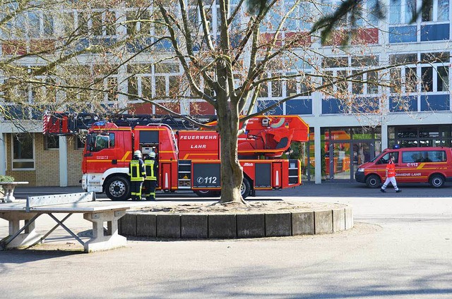 Eines von vier Feuerwehrfahrzeugen am Max-Planck-Gymnasium.   | Foto: Soboll