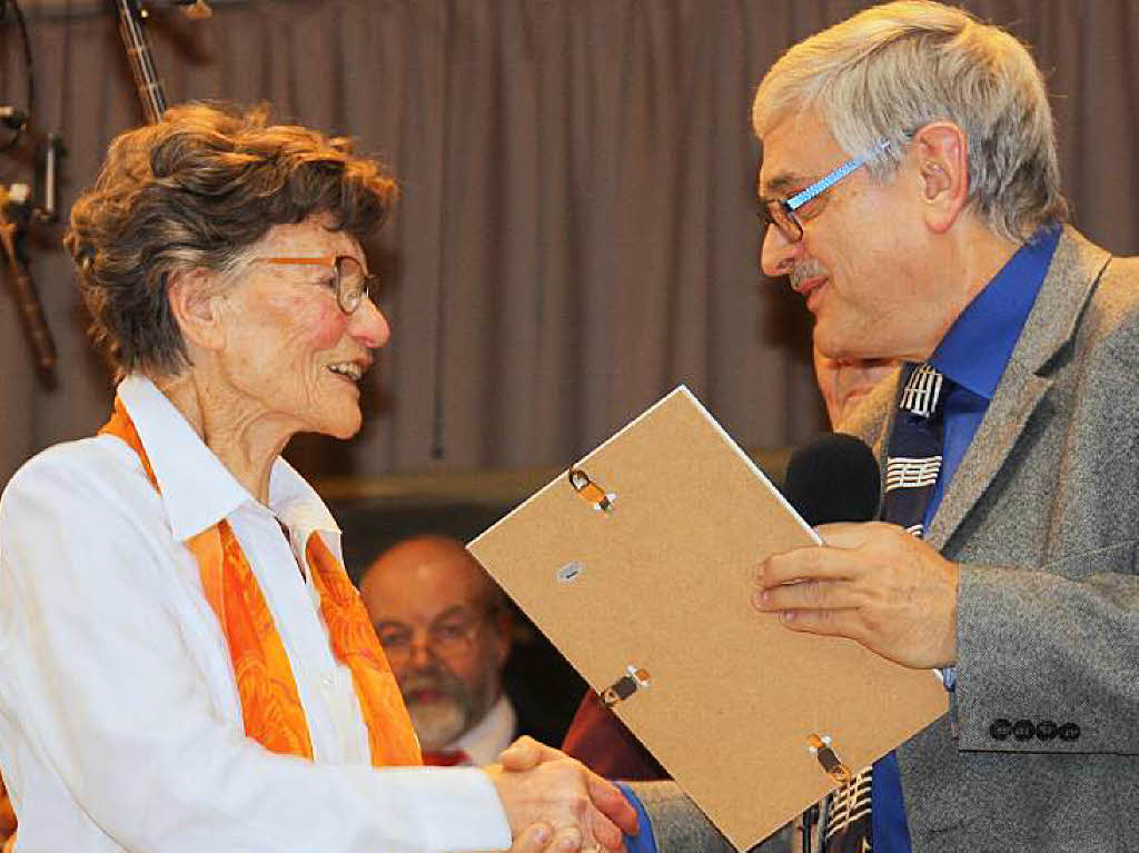 Hanspeter Hartung gratuliert der ltesten aktiven Sngerin Maria Nutto aus Amoltern, die fr 70 Jahre ausgezeichnet wurde.
