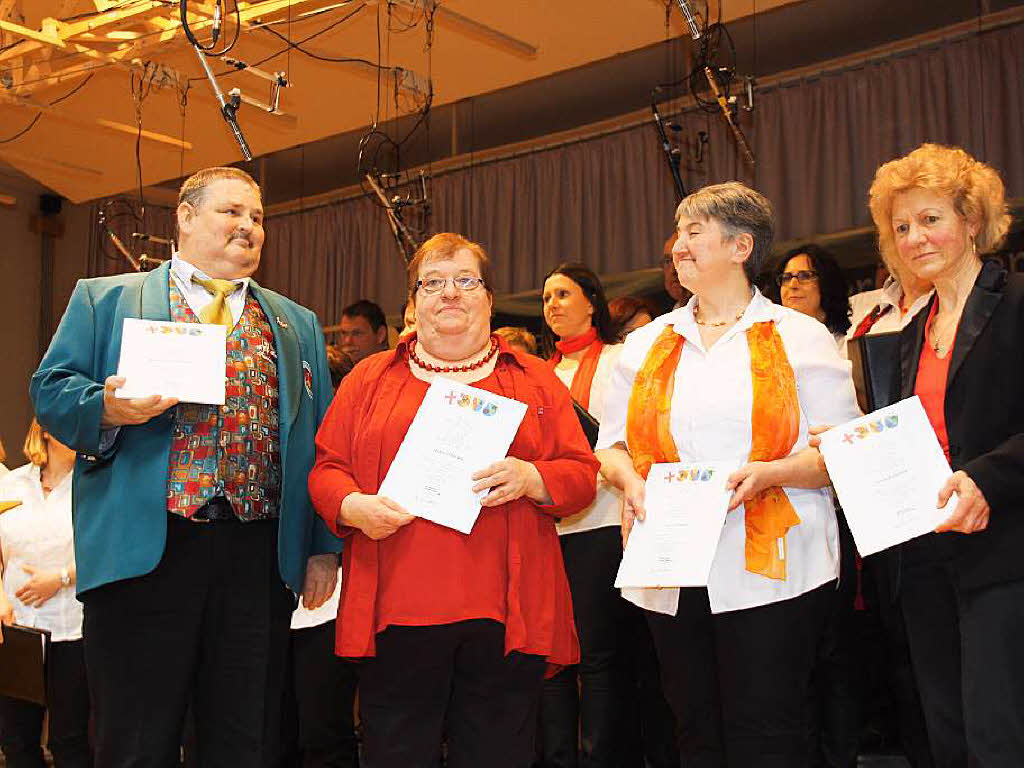 Die geehrten Sngerinnen und Snger  der Kaisersthler Sngerrunde mit Urkunde und Ehrennadel fr 25 Jahre aktives Singen.