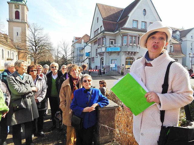 Halt machte die Stadtfhrung mit Manue... Geschftshaus in der Friedrichstrae.  | Foto: Claudia Gempp