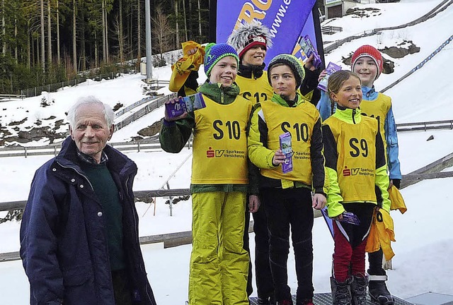 Gruppenbild mit Olympiasieger: Georg Thoma freut sich mit den stolzen Siegern.   | Foto: metzler